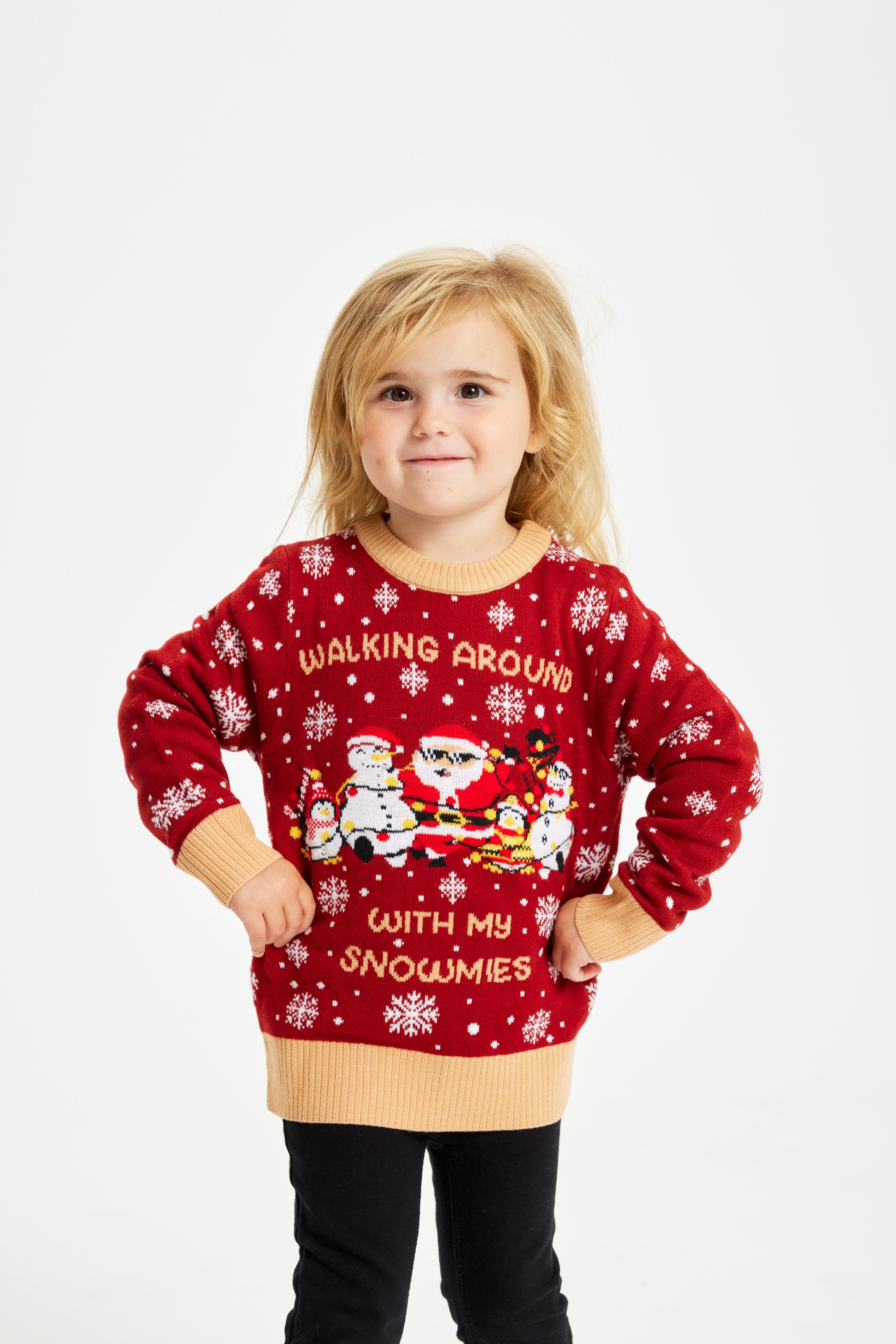 Et sødt barn iført en rød julesweater.